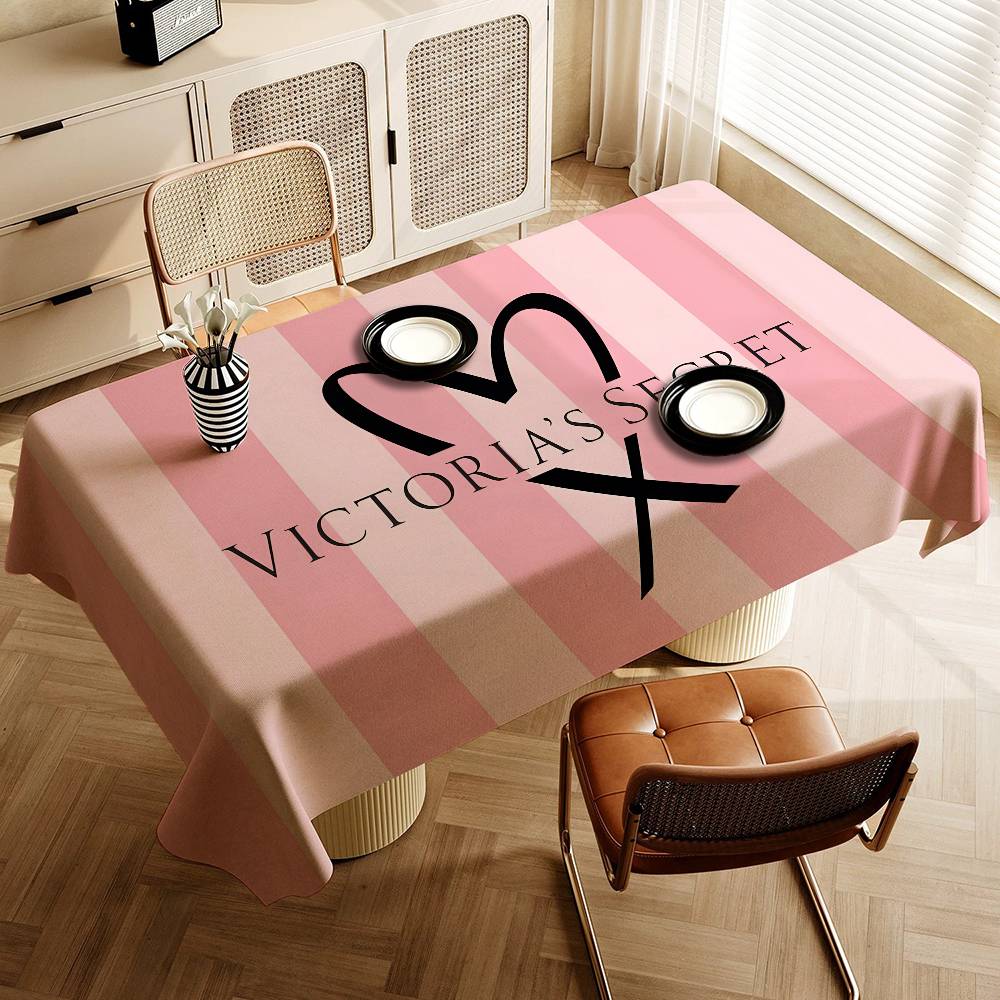 Home Fragrance Victoria Secret - مفرش طاولة مقاوم للماء والزيت من